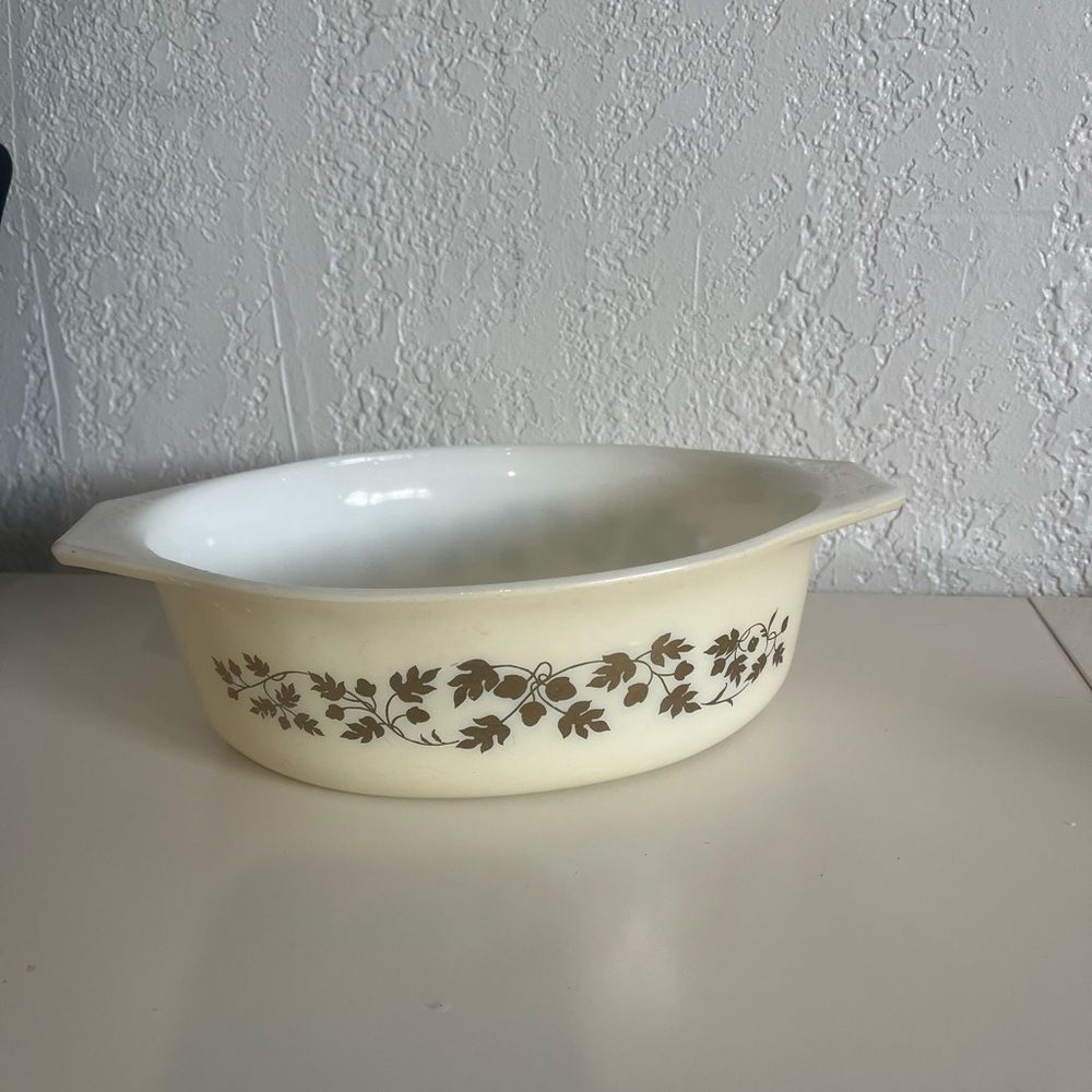 Vintage Original Pyrex golden acorn 1.5Q #043 no lid